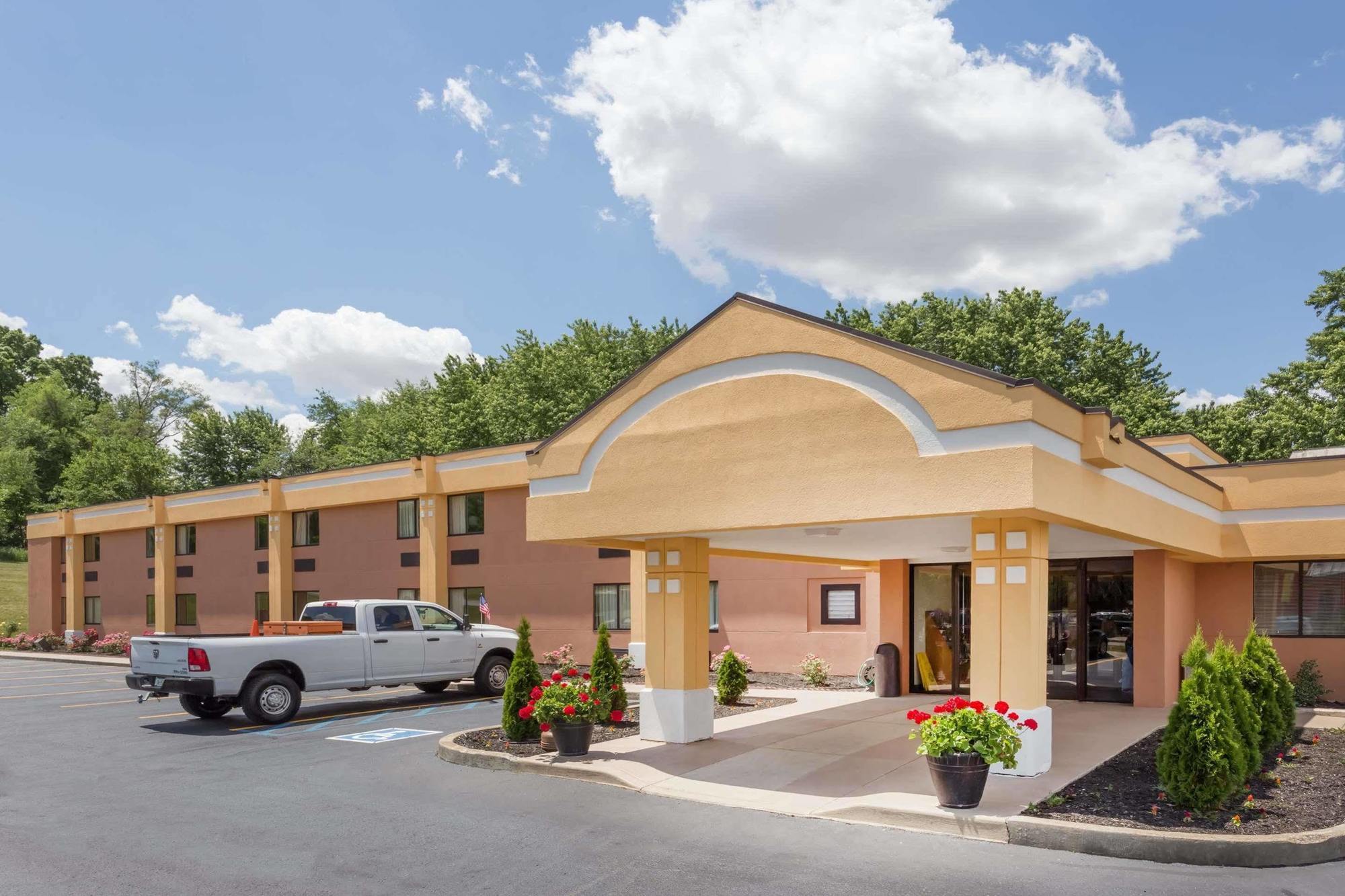 במוטל Super 8 By Wyndham Logansport מראה חיצוני תמונה
